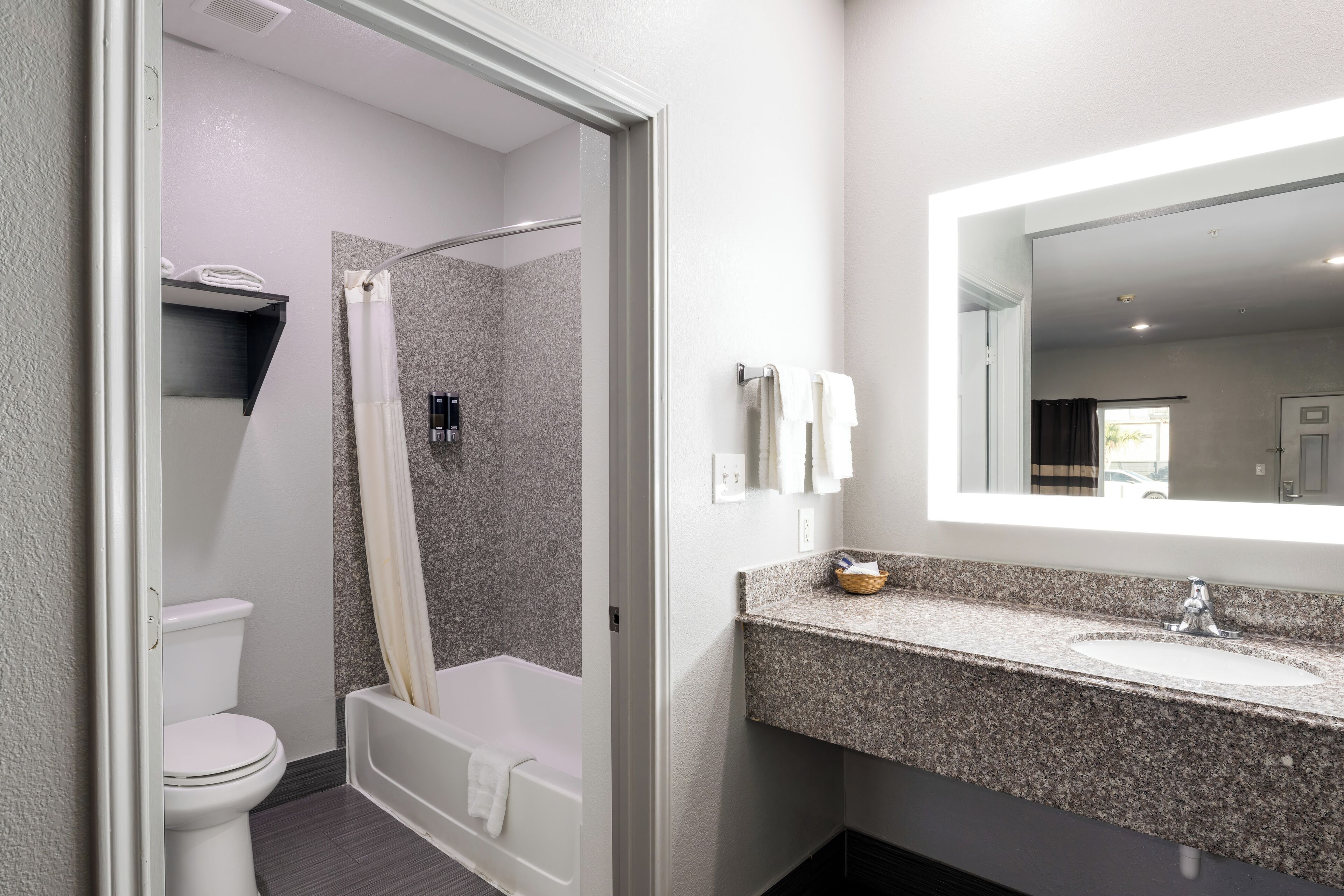 Combined shower/bathtub, free toiletries, hair dryer, towels