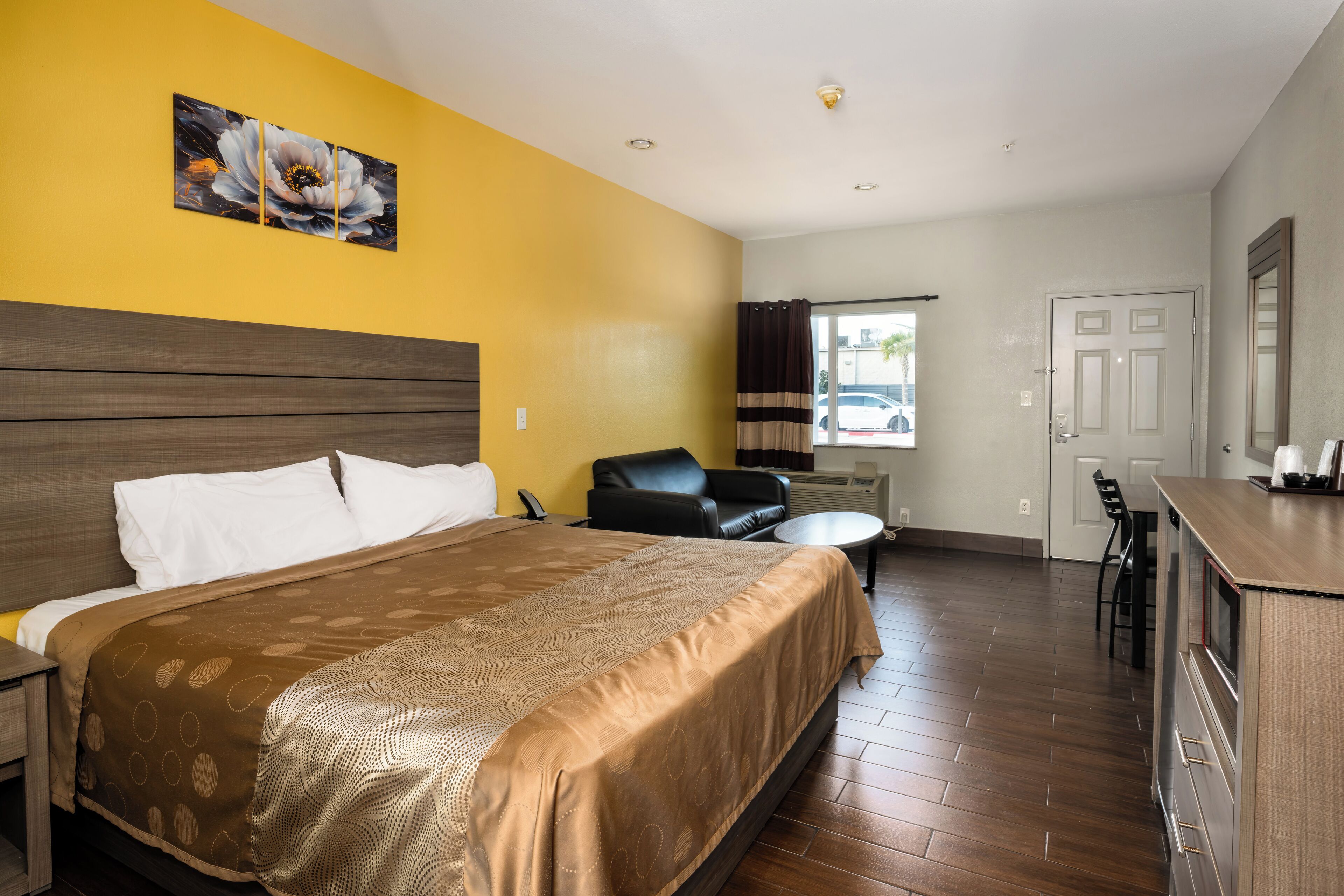 Standard Room, 1 King Bed | Desk, laptop workspace, free WiFi, bed sheets