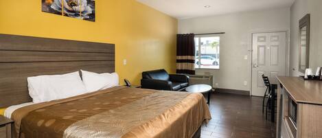 Rom – standard, 1 kingsize-seng | Skrivebord, skrivebord for bærbar PC, wi-fi (inkludert) og sengetøy