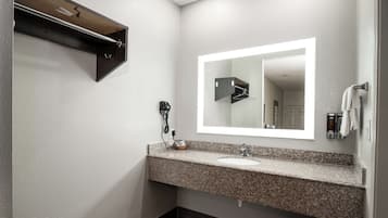 Gabungan pancuran/tab mandi, kelengkapan dandanan diri percuma