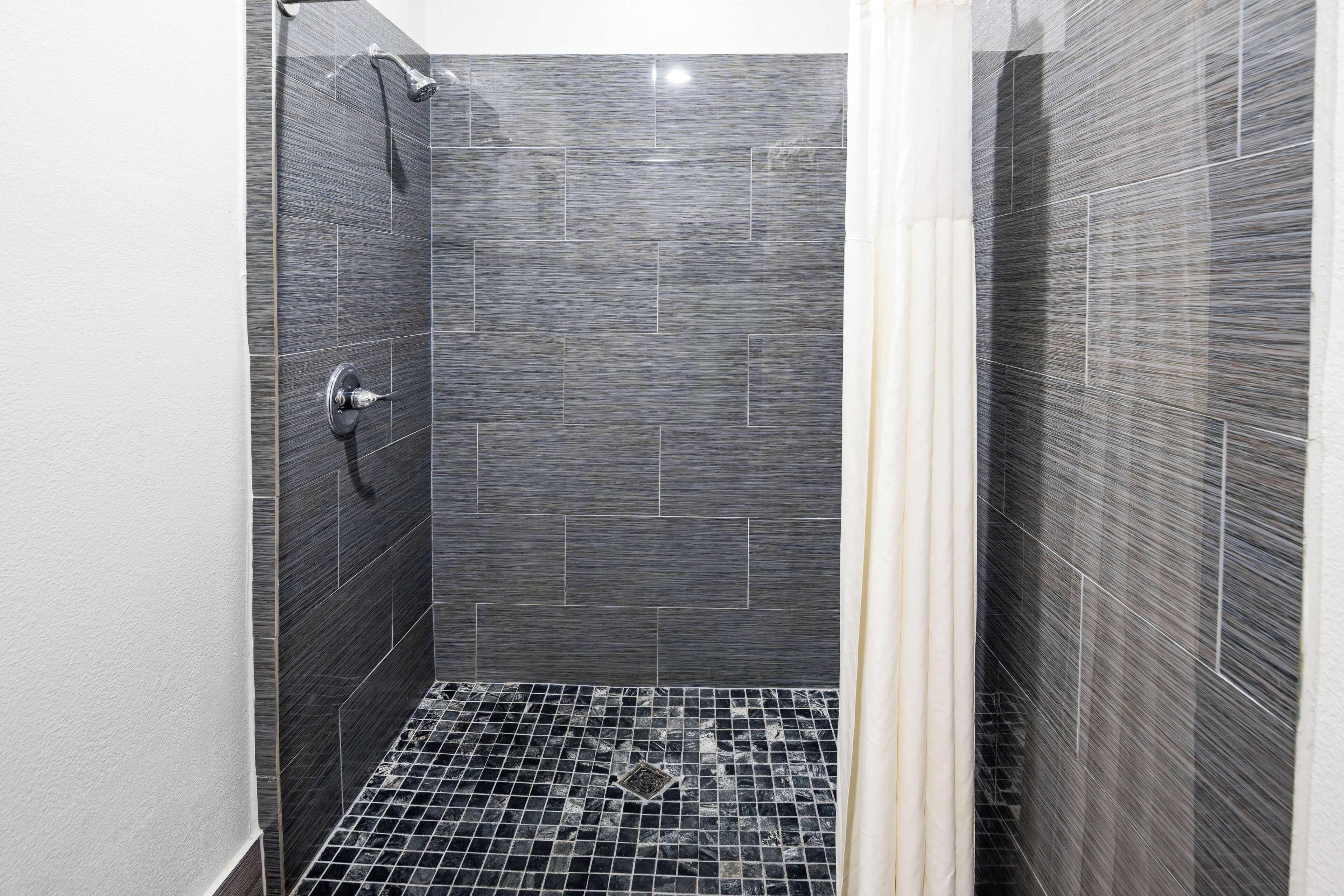 Standard Room, 1 King Bed | Bathroom | Combined shower/tub, free toiletries, hair dryer, towels