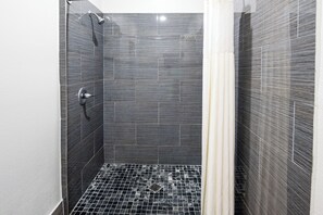 Chambre Standard, 1 très grand lit | Salle de bain | Ensemble douche/baignoire, articles de toilette gratuits, sèche-cheveux