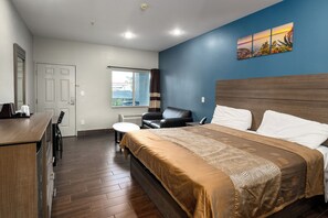 Standard Room, 1 King Bed | Desk, laptop workspace, free WiFi, bed sheets - Moonlight Suites - Houston George Bush Intl Airport (Houston)