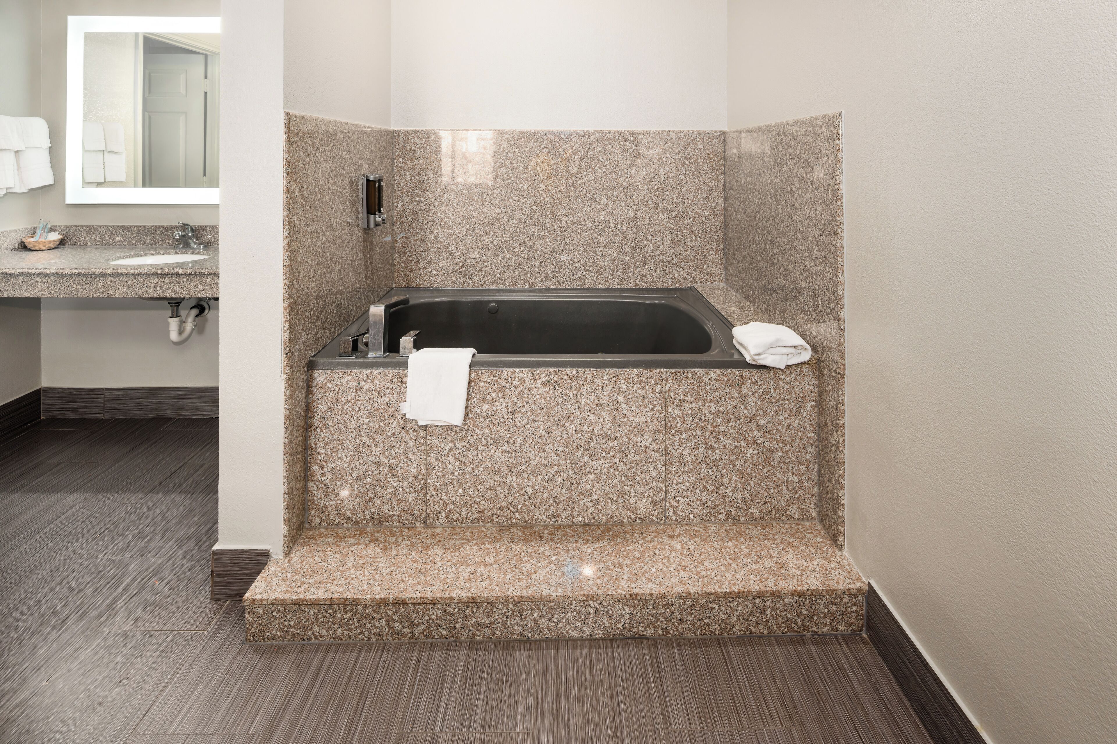 Romantic Room, 1 King Bed | Desk, laptop workspace, free WiFi, bed sheets