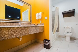 Standaard kamer, 1 kingsize bed | Badkamer | Een bad/douchecombinatie, gratis toiletartikelen, een haardroger