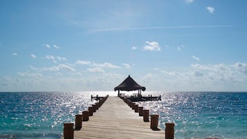 Plage privée, chaises longues
