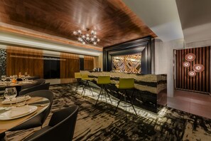 3 restaurantes; se sirve desayuno, almuerzo y cena; cocina internacional