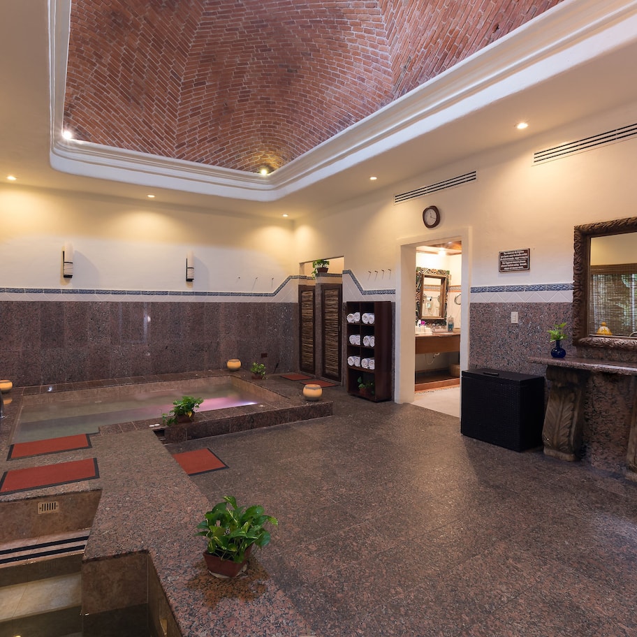 Couples treatment rooms, sauna, body treatments, aromatherapy