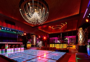 4 bares, bar en la piscina, bar junto a la piscina