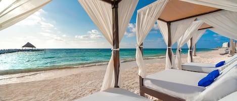 Een privéstrand, ligstoelen aan het strand