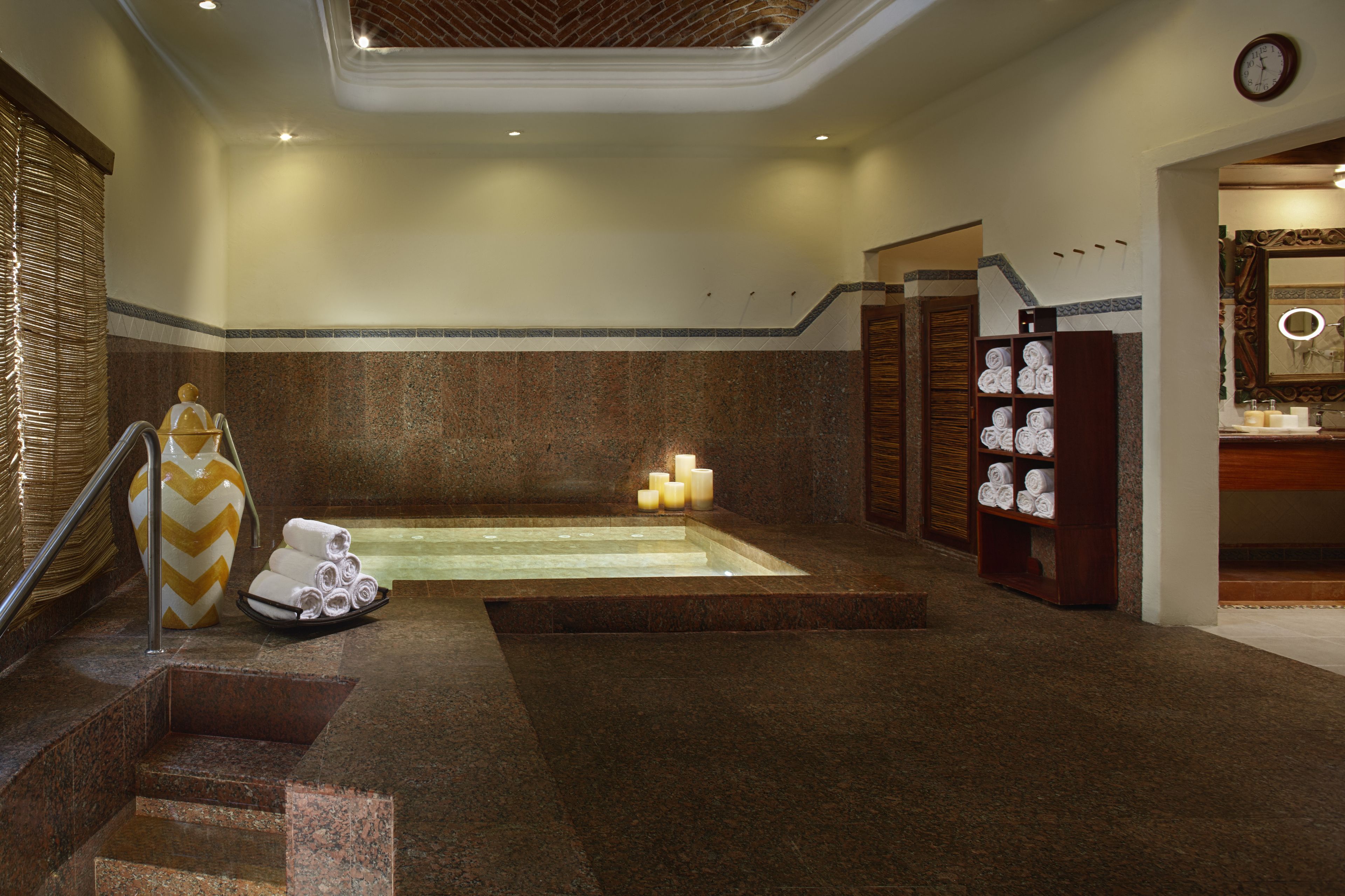 Couples treatment rooms, sauna, body treatments, aromatherapy