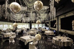3 restaurantes; se sirve desayuno, almuerzo y cena