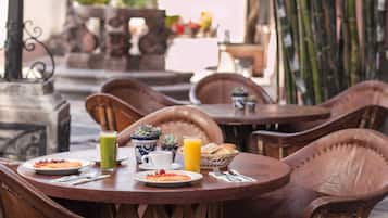 Se sirven desayunos, comidas, cenas y cocina mexicana