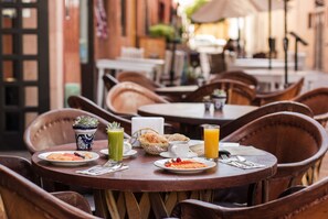 Frühstück, Mittagessen und Abendessen