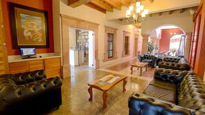 Lobby sitting area - Hotel Rio Queretaro (Querétaro)