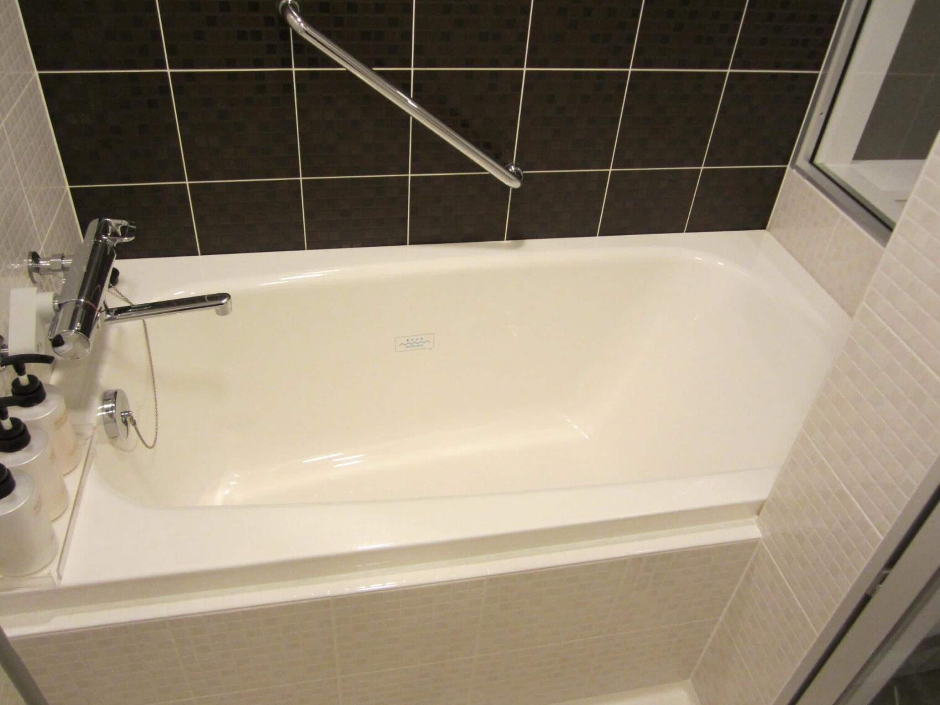 combined shower/bathtub, deep-soaking bathtub, free toiletries