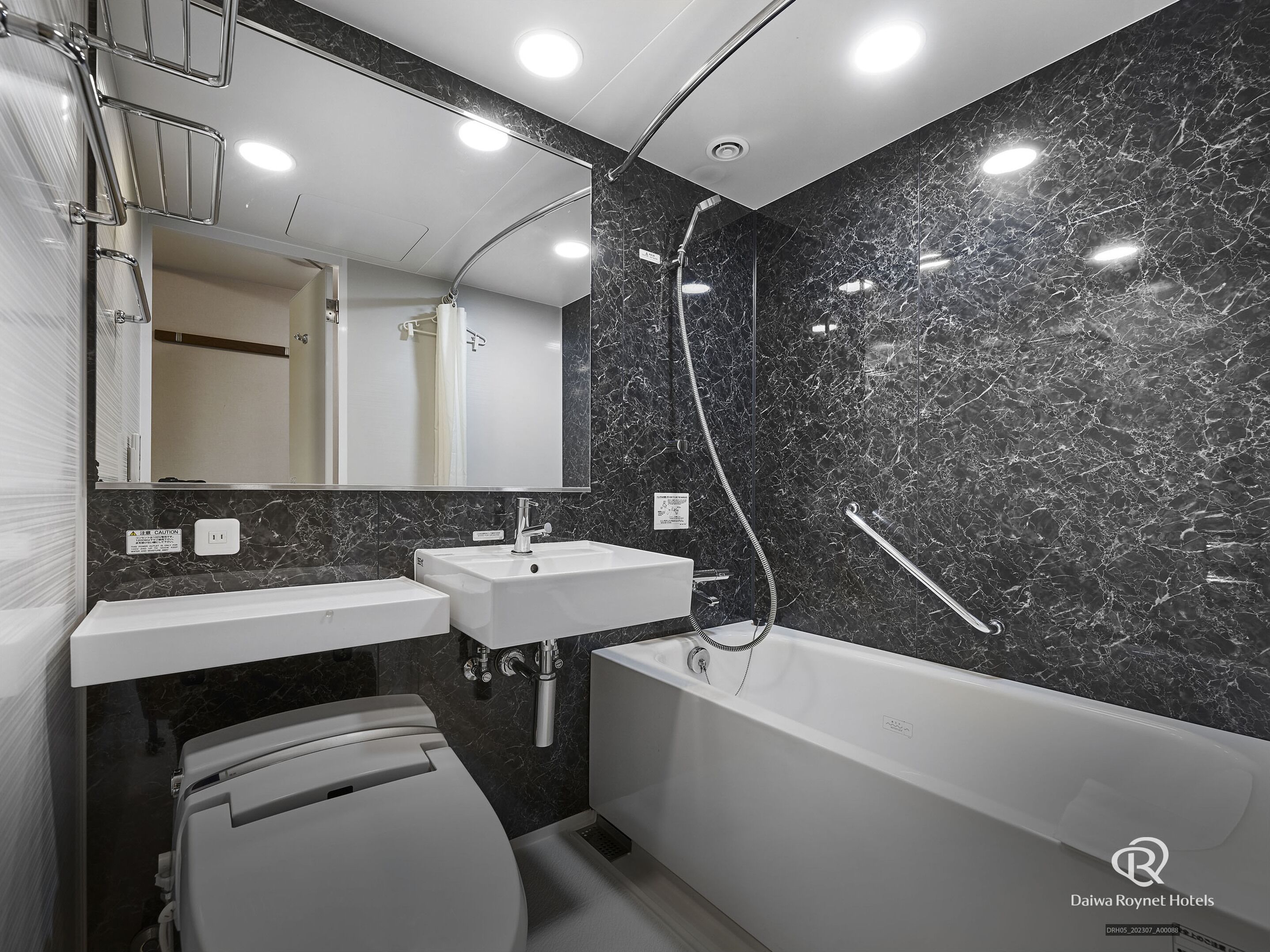 combined shower/bathtub, deep-soaking bathtub, free toiletries