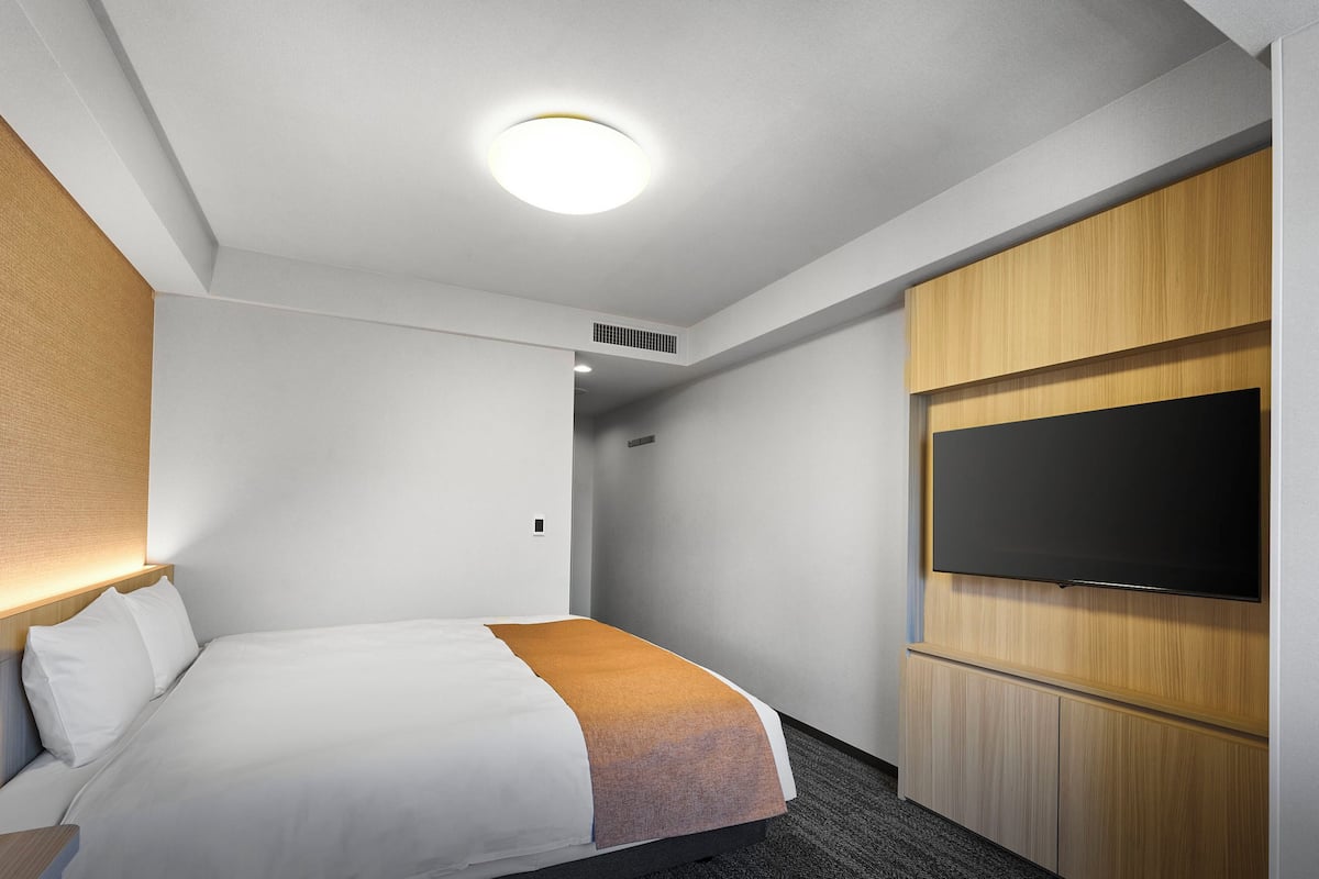 Deluxe Double Room, Non Smoking | Iron/ironing board, free WiFi, bed sheets