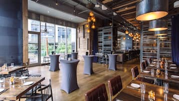 供應午餐、晚餐和早午餐,露天餐廳