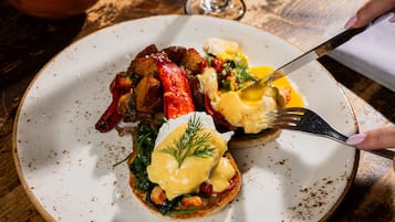 Une assiette de nourriture avec une fourchette.