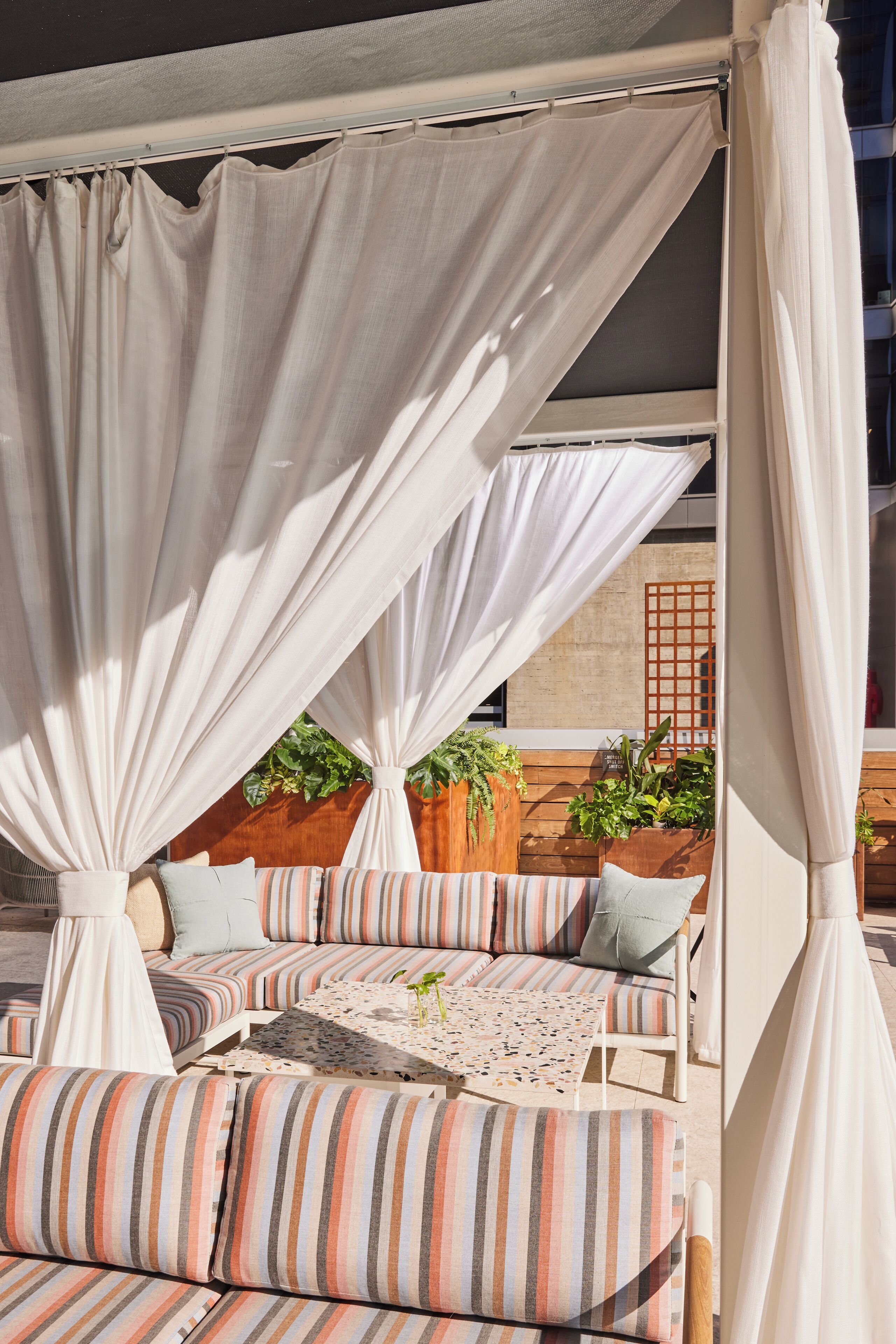 室外游泳池，06:00 至 21:00 开放，收费帐篷屋，池畔遮阳伞