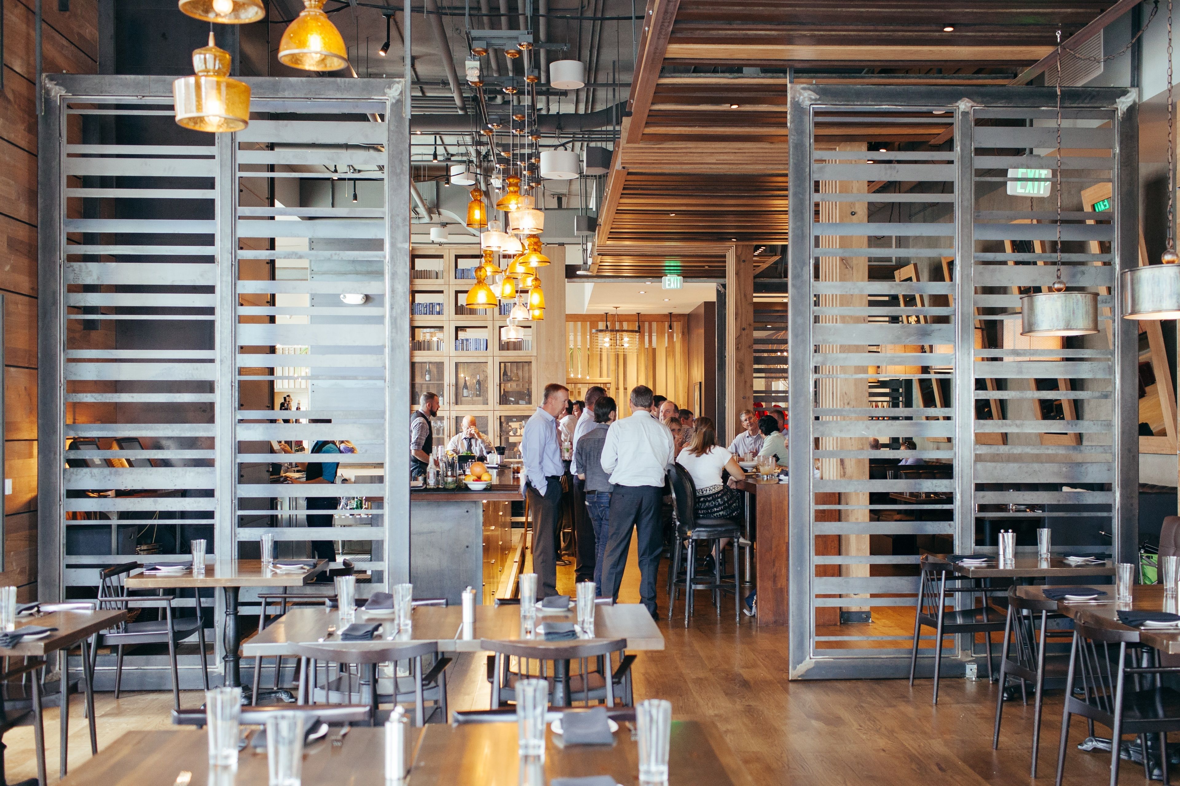 Der serveres frokost, aftensmad og brunch med udendørs servering 