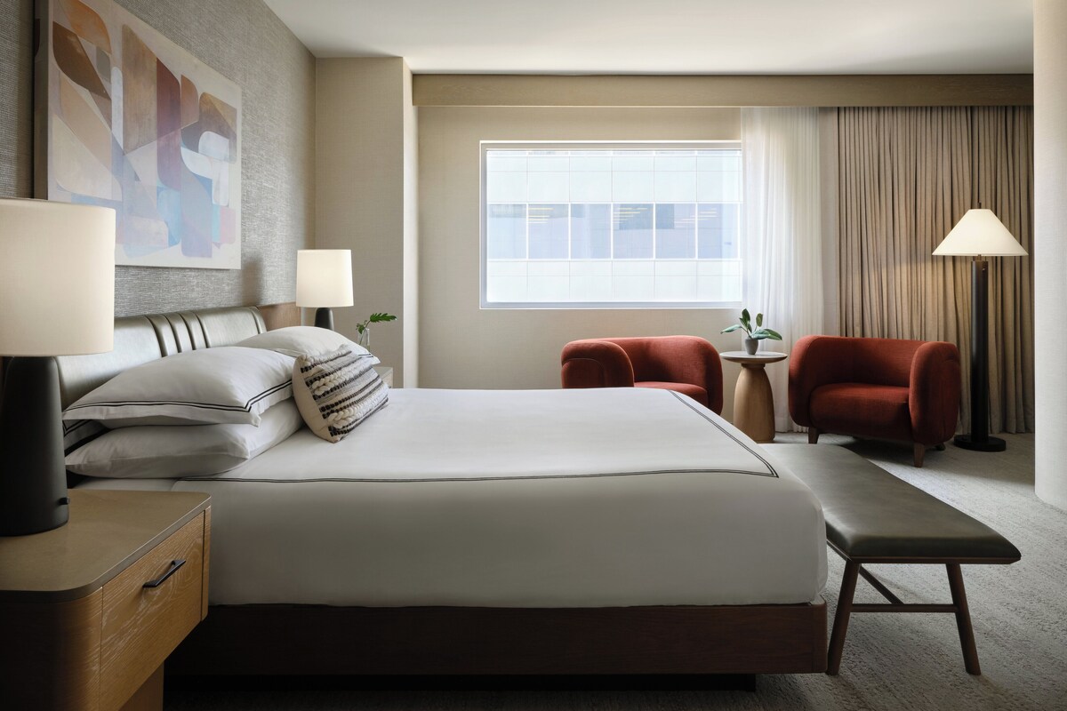 套房, 1 張特大雙人床 (Additional Living Area) | 義大利 Frette 床單、高級寢具、羽絨被、舒適加層