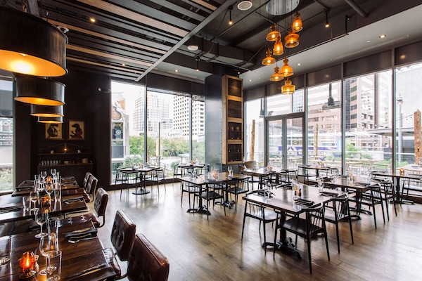 Dîner, souper et brunch servis sur place, restaurant en plein air