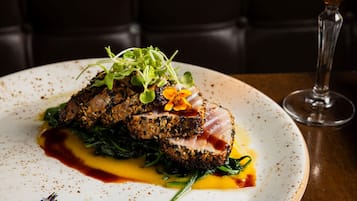 Un plato de comida con una copa de vino.