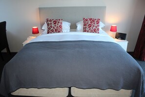 Roupas de cama premium, escrivaninha, quartos à prova de som