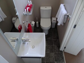 Ducha, artículos de tocador gratuitos, secador de pelo, batas