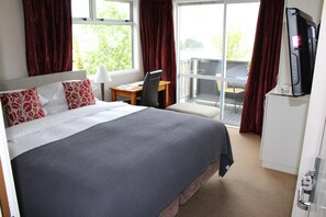 Hochwertige Bettwaren, Schreibtisch, schallisolierte Zimmer