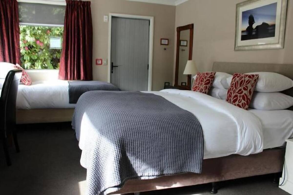 1 bedroom, premium bedding, desk, soundproofing