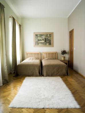 Habitación estándar con 2 camas individuales, 2 camas individuales | Caja de seguridad en la habitación y decoración personalizada 