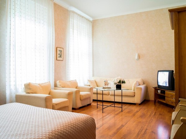 Standard Double Room | Living area