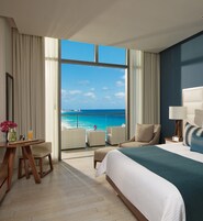 Ropa de cama de alta calidad y caja de seguridad en la habitación 