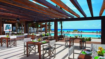 Café da manhã, almoço e jantar; culinária mexicana, vistas para o mar