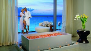 เครื่องนอนระดับพรีเมียม, ตู้นิรภัยในห้องพัก, โต๊ะทำงาน