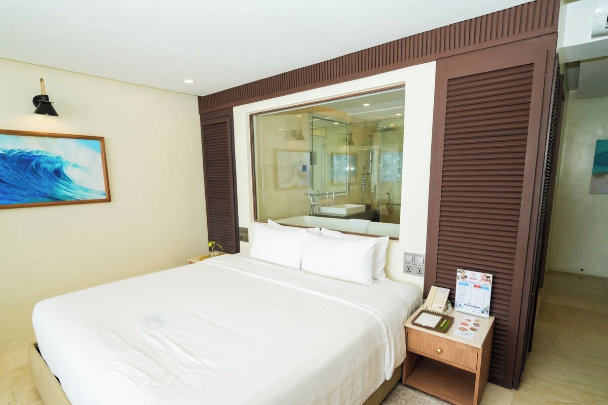 King Suite with Sea View | Hypo-allergenic bedding available, minibar, in-room safe, desk