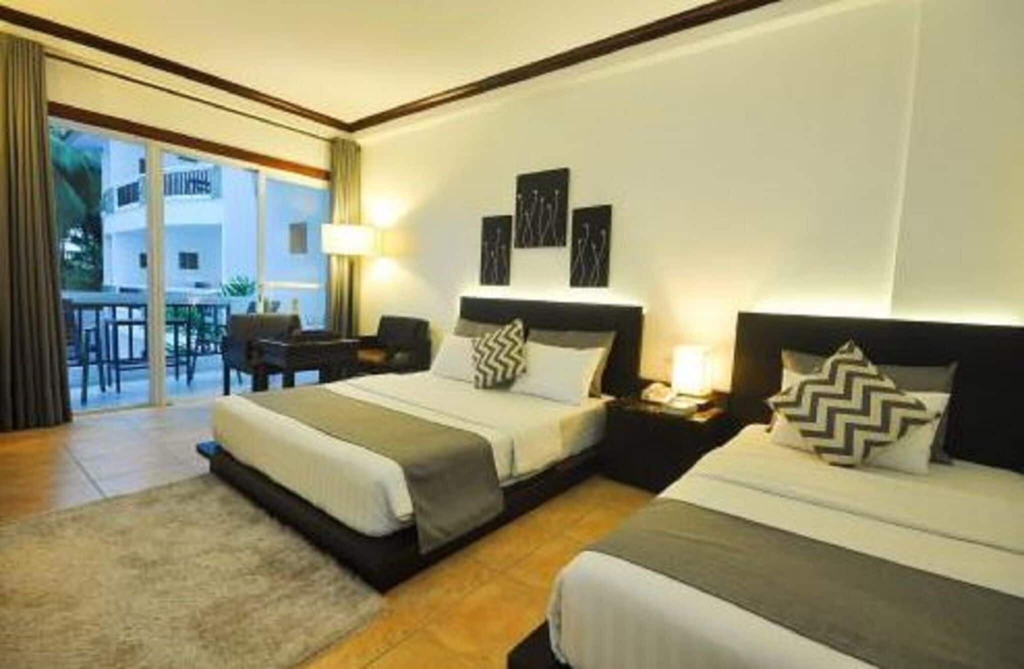 Roupas de cama antialérgicas, frigobar, cofres nos quartos, escrivaninha