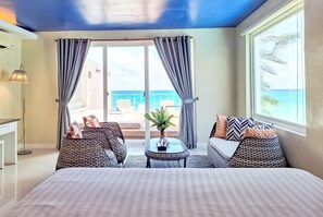 Panoramic Ocean View | Allergitestade sängkläder, minibar och värdeförvaringsskåp på rummet