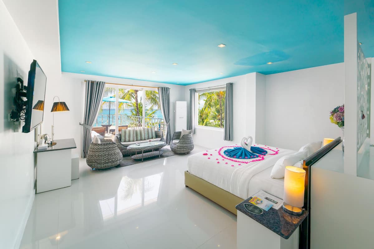 Ocean View Suite | Peralatan tempat tidur hipoalergenik, bar mini, peti besi dalam bilik