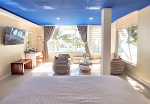OCEANVIEW SUITE | Allergitestade sängkläder, minibar och värdeförvaringsskåp på rummet