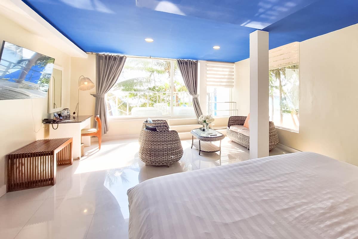 Diamond Suite | Hypo-allergenic bedding, minibar, in-room safe, desk