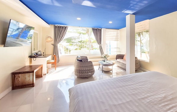 Hypo-allergenic bedding, minibar, in-room safe, desk