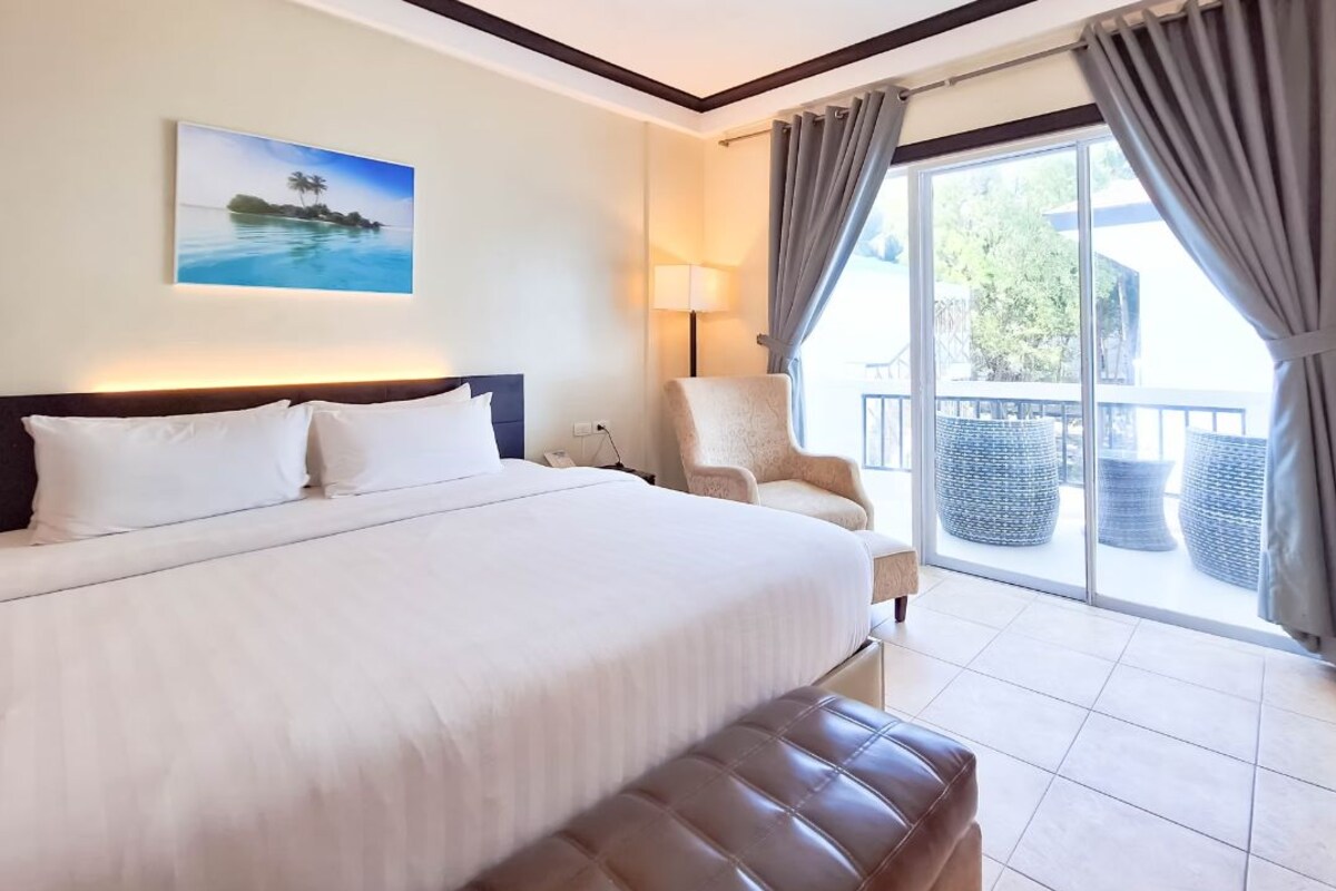 Grand Deluxe Room | Hypo-allergenic bedding available, minibar, in-room safe, desk