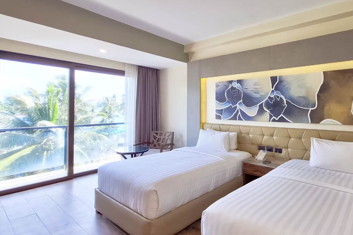 Premier Room | Hypo-allergenic bedding available, minibar, in-room safe, desk
