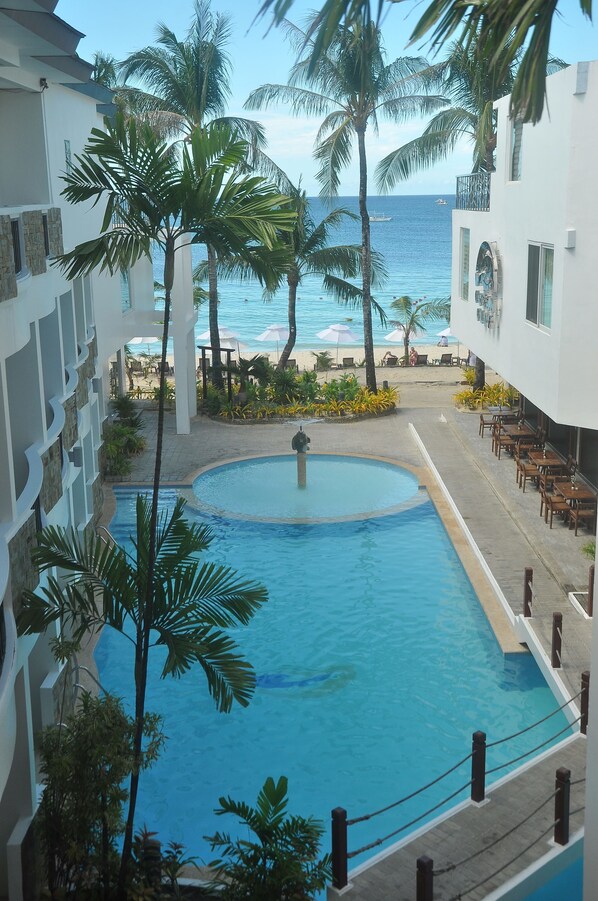 2 개의 야외 수영장, 08:00 ~ 22:00 오픈, 수영장 파라솔, 일광욕 의자