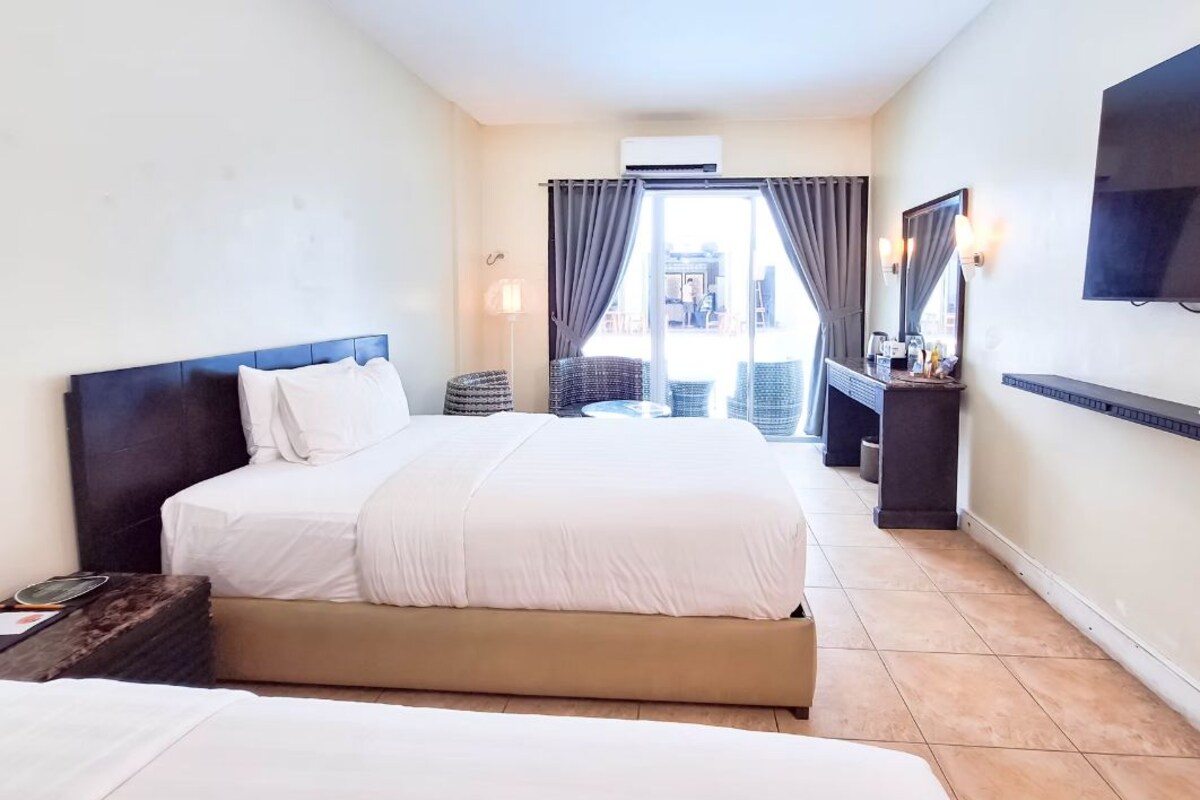 Pool Access Room  | Hypo-allergenic bedding available, minibar, in-room safe, desk