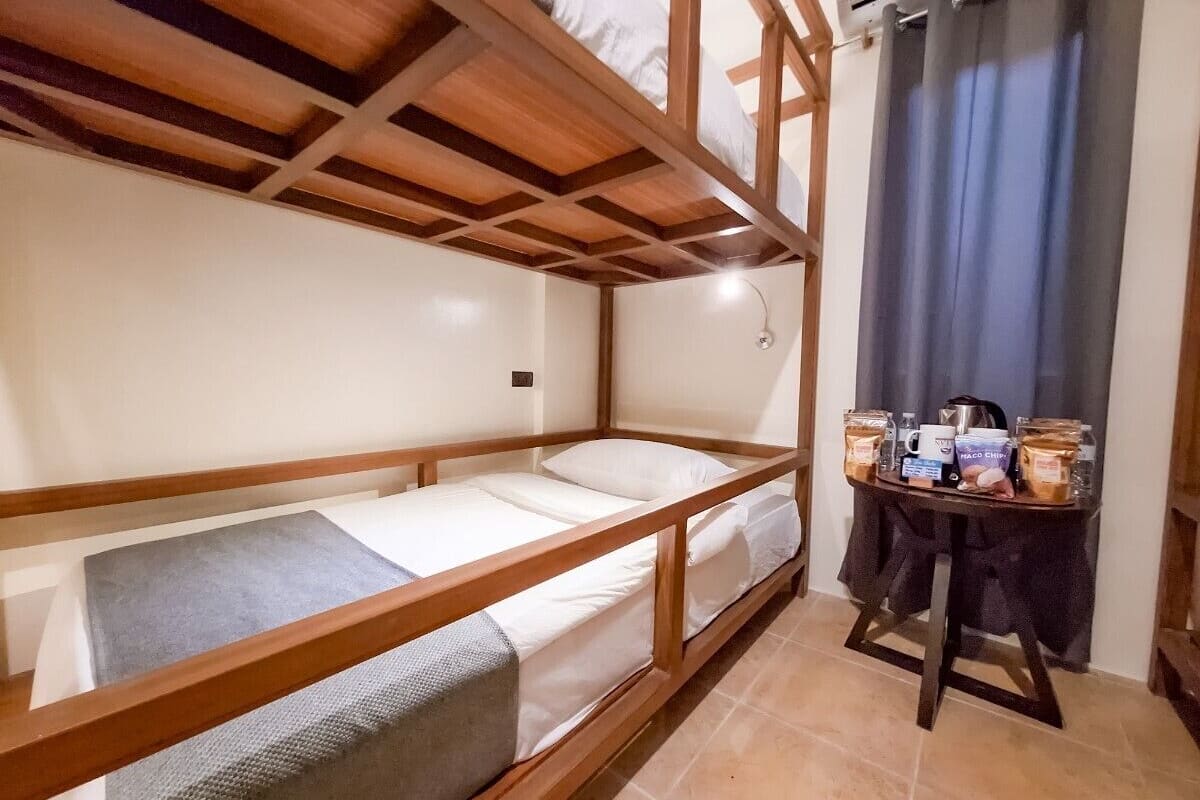Superior Family Room | Peralatan tempat tidur hipoalergenik, bar mini, peti besi dalam bilik